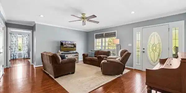 Image 4: Living Room