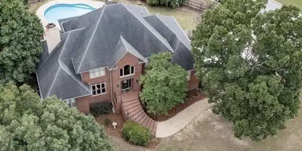Image 2: Nice LARGE corner lot