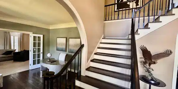 Image 3: Handsome open foyer