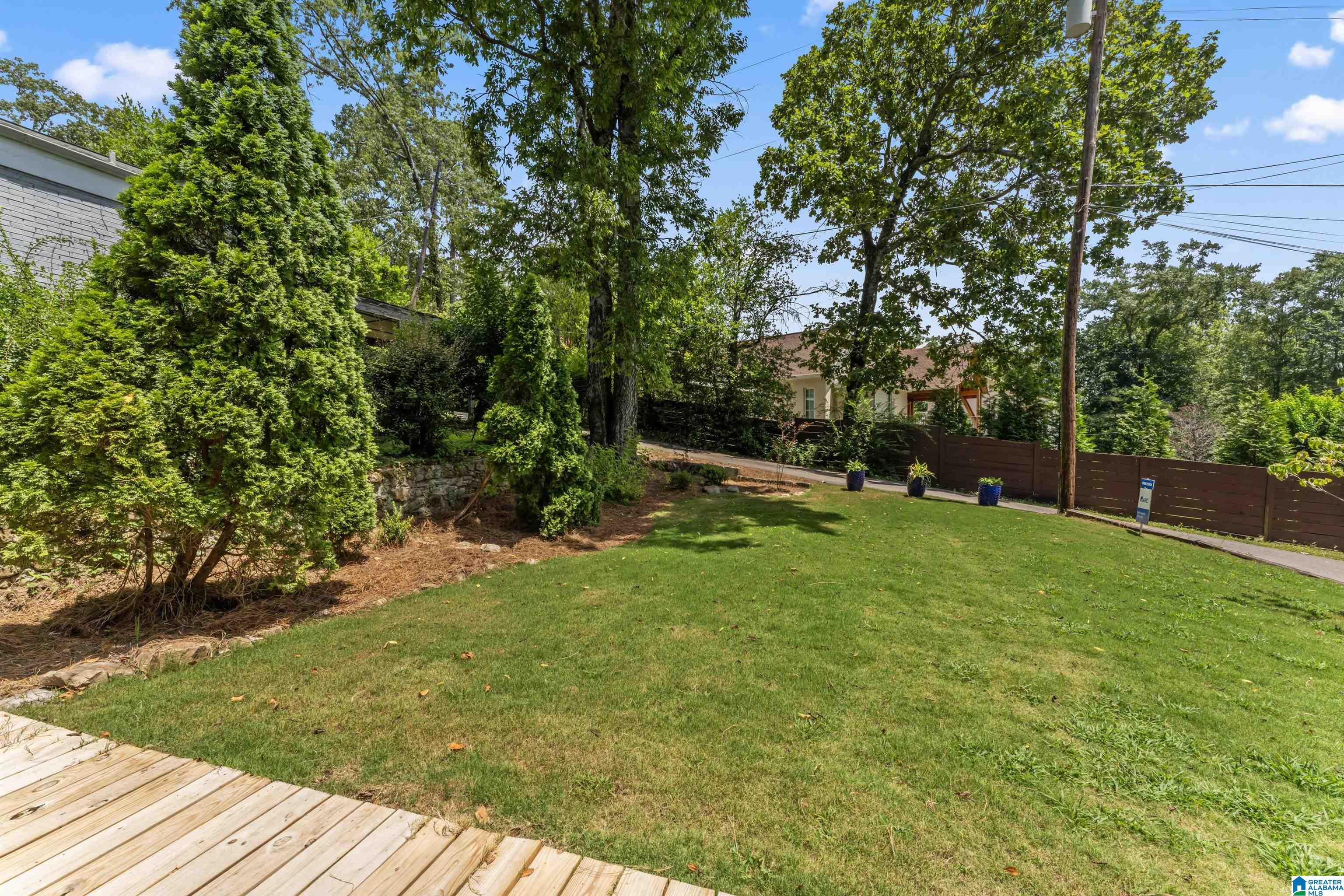 Image 2: Grilling area & level yard w/back & front drives