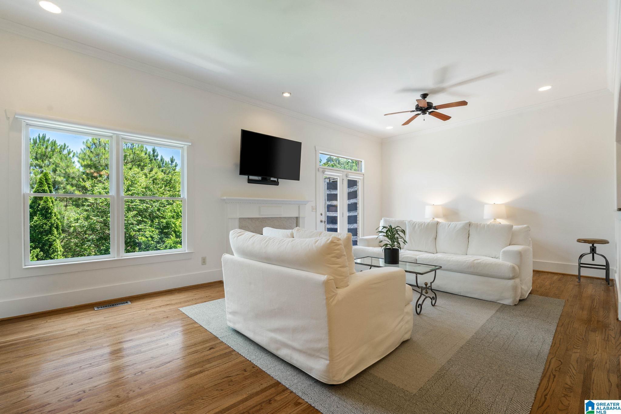 Image 3: Living Room