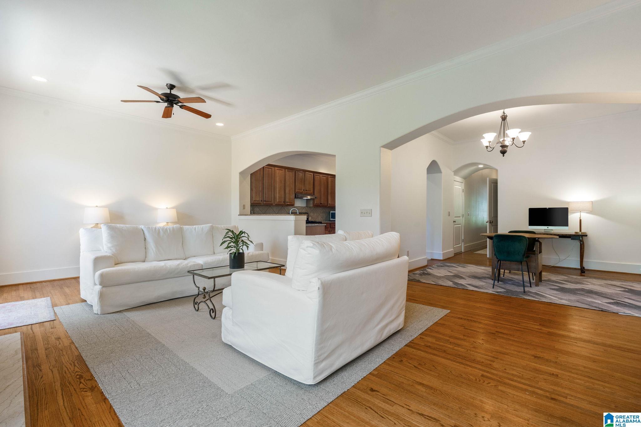 Image 4: Living Room