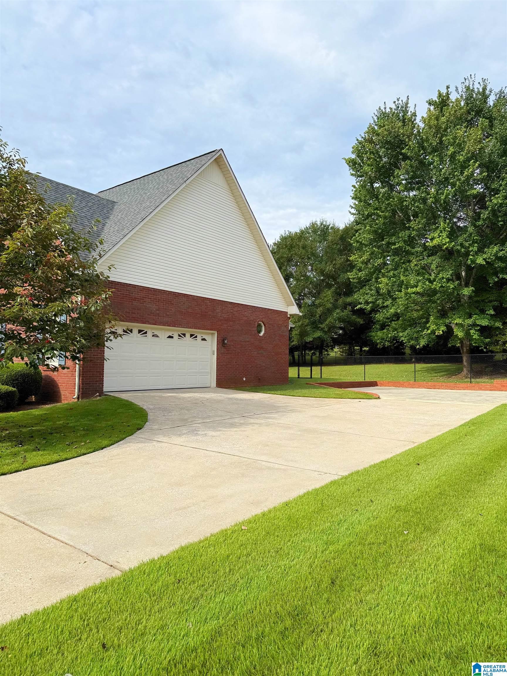 Image 4: Side Load Garage