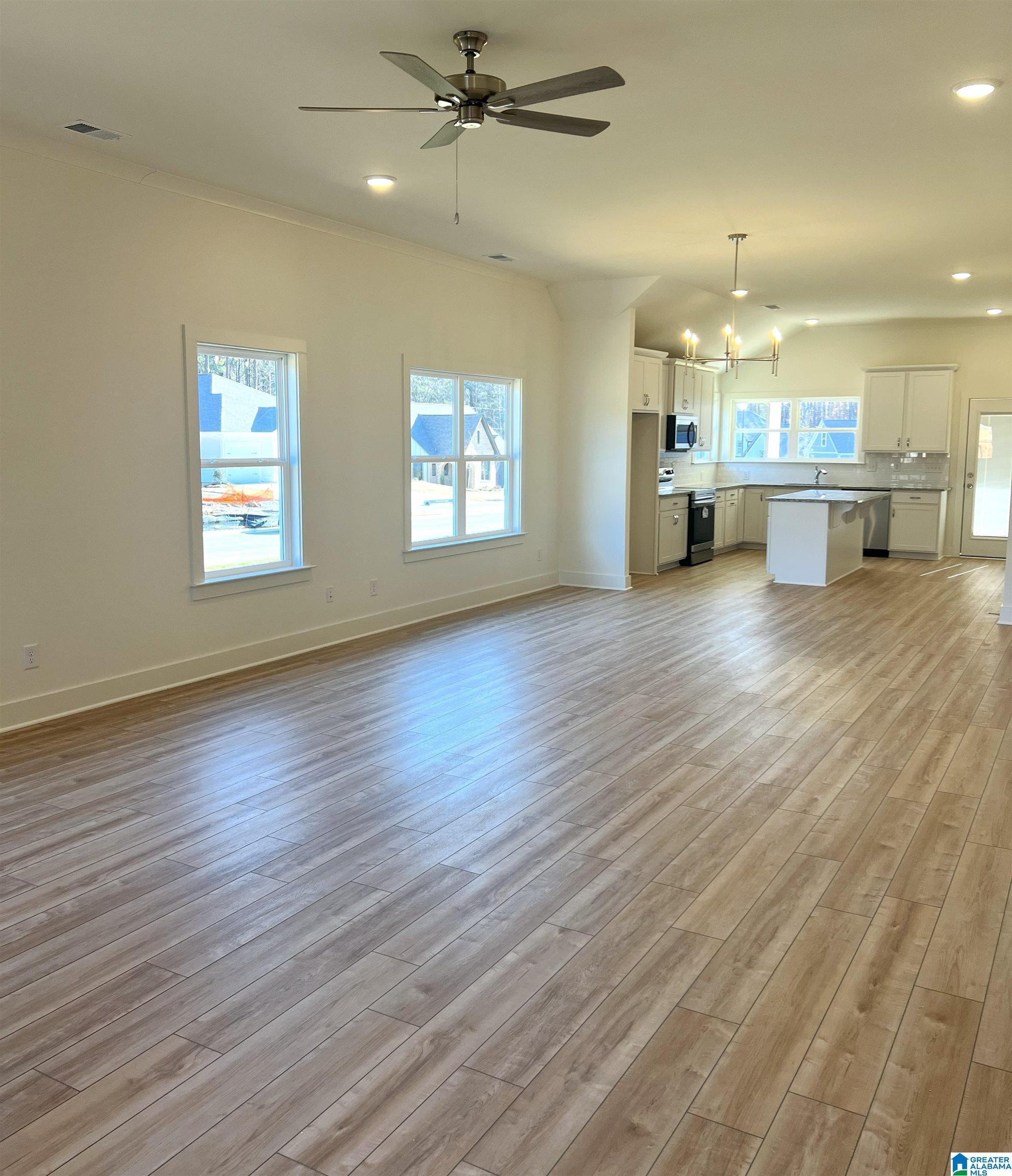 Image 4: Living Room