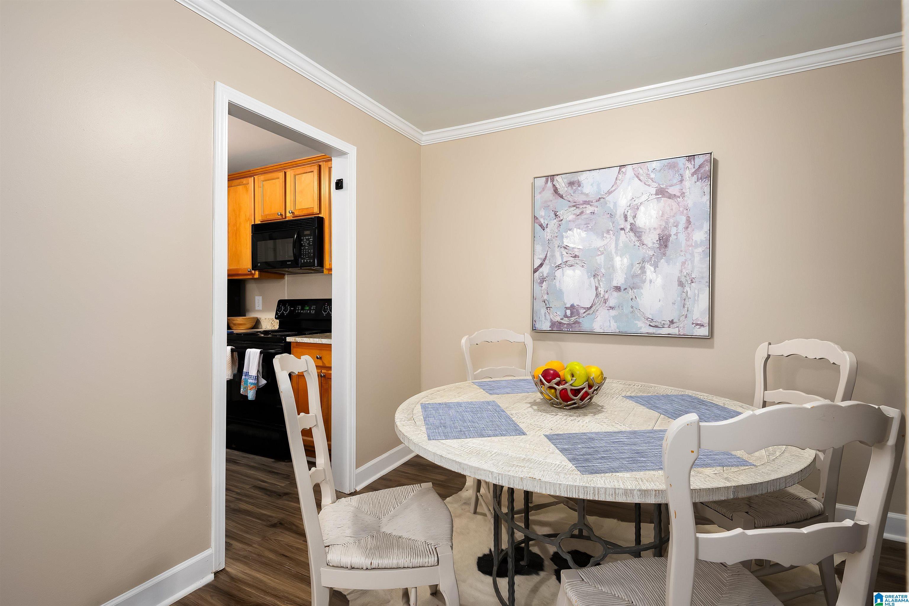 Image 4: Dining Area