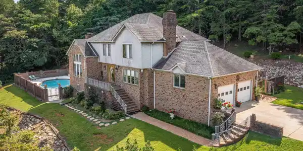 813 MOUNTAINVIEW DRIVE