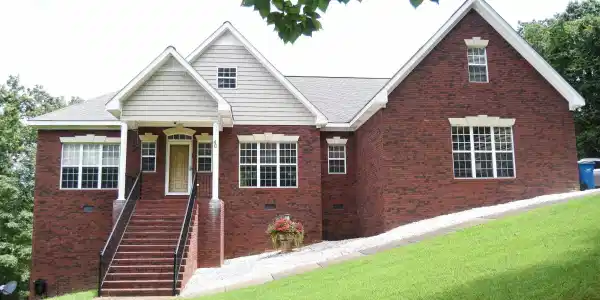40 SE LAUREL CIRCLE