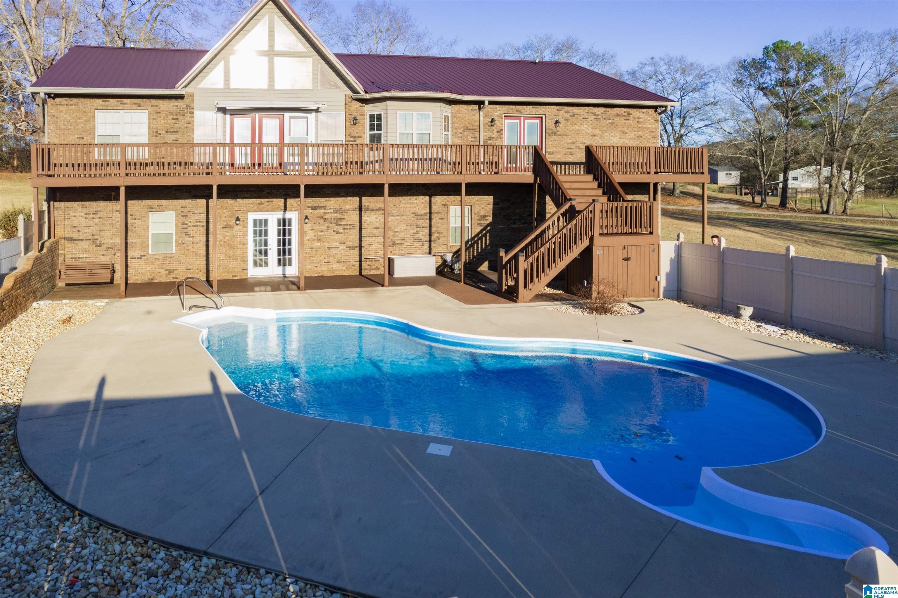 Image 4: This pool has a water feature in the middle.