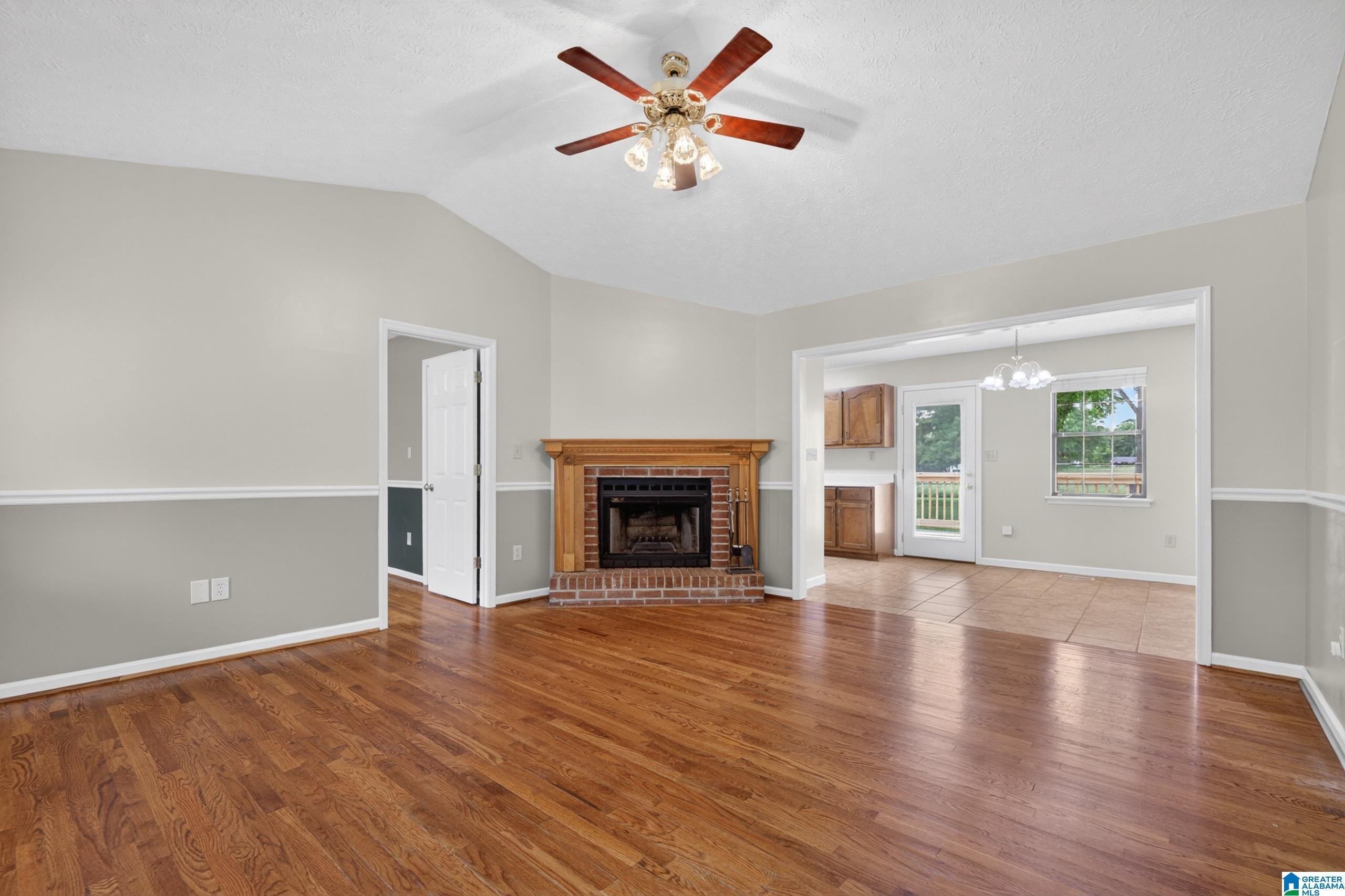 Image 3: Living Room