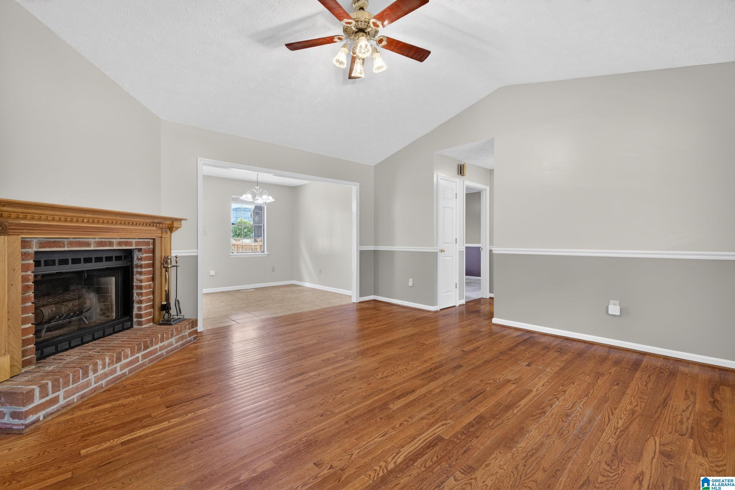 Image 4: Living Room