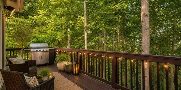 Image 3: Deck