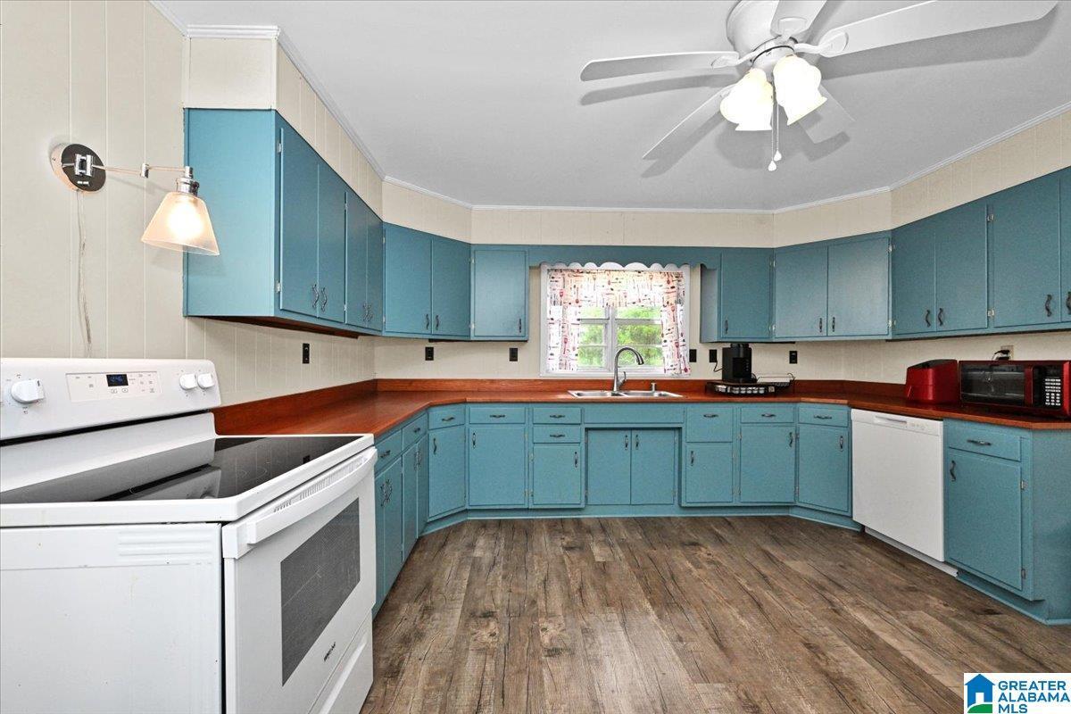 Image 4: Kitchen