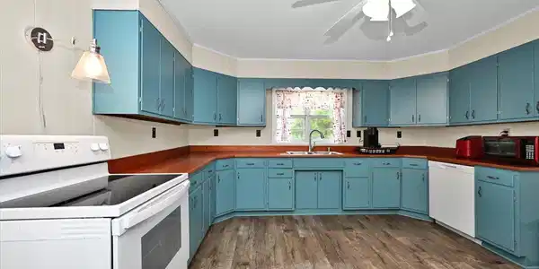 Image 4: Kitchen