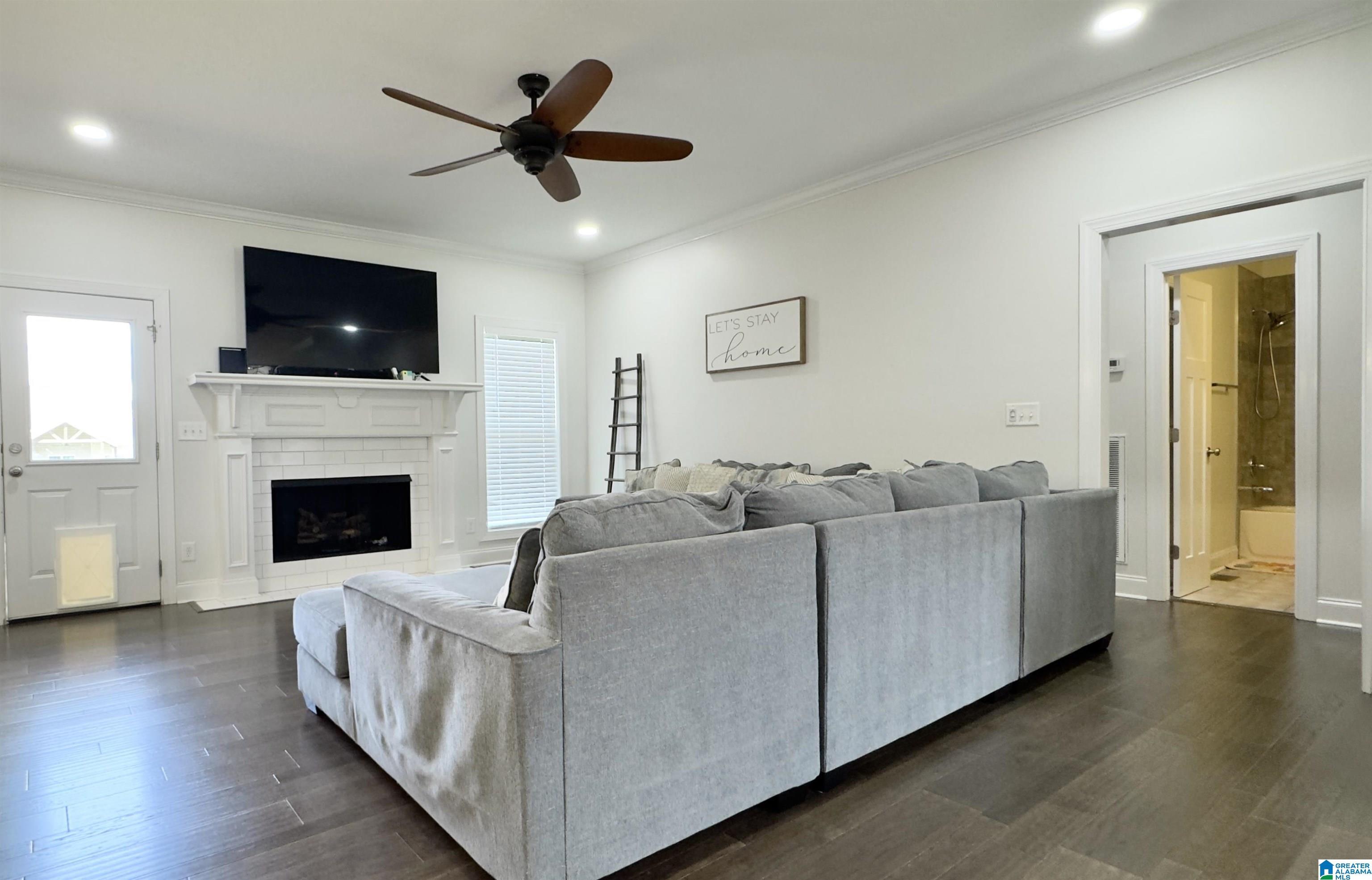 Image 4: Living Room
