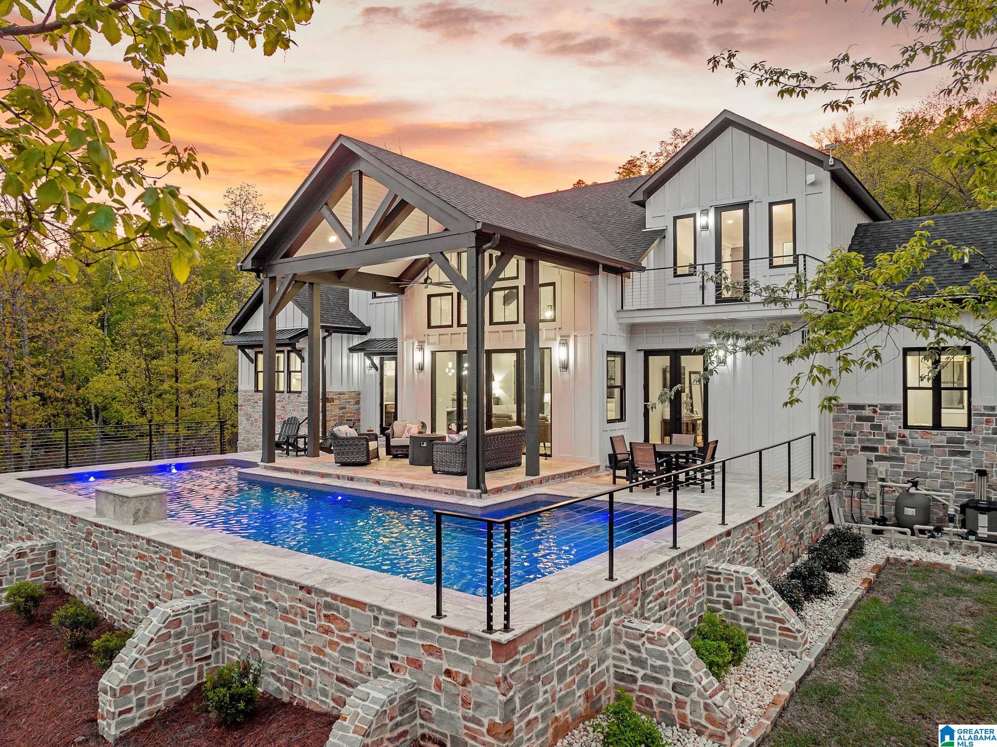 Image 4: Back Of home