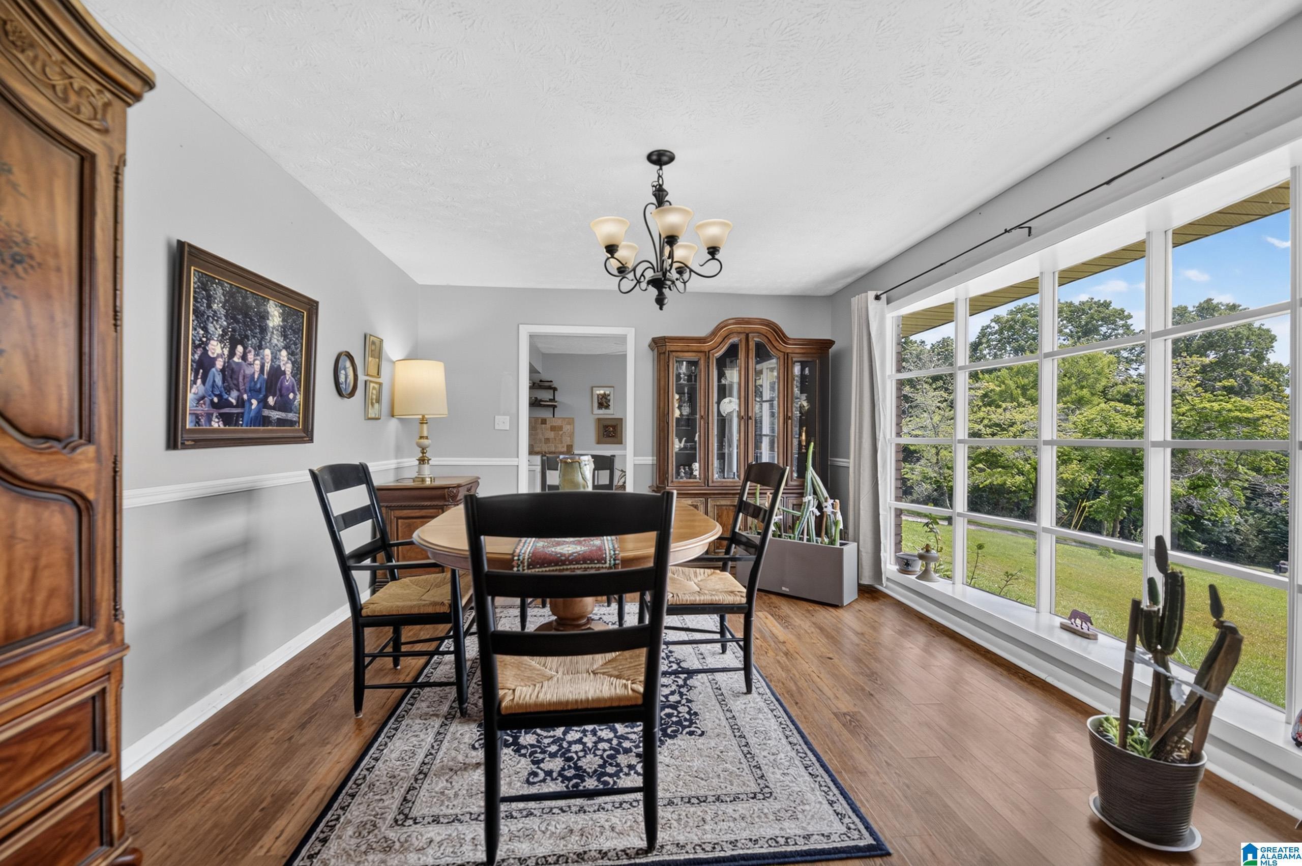 Image 4: Dining Area