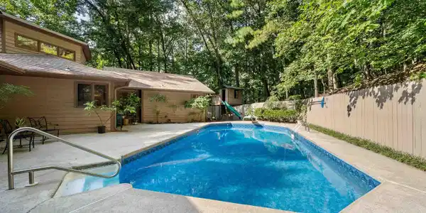 Image 3: Pool