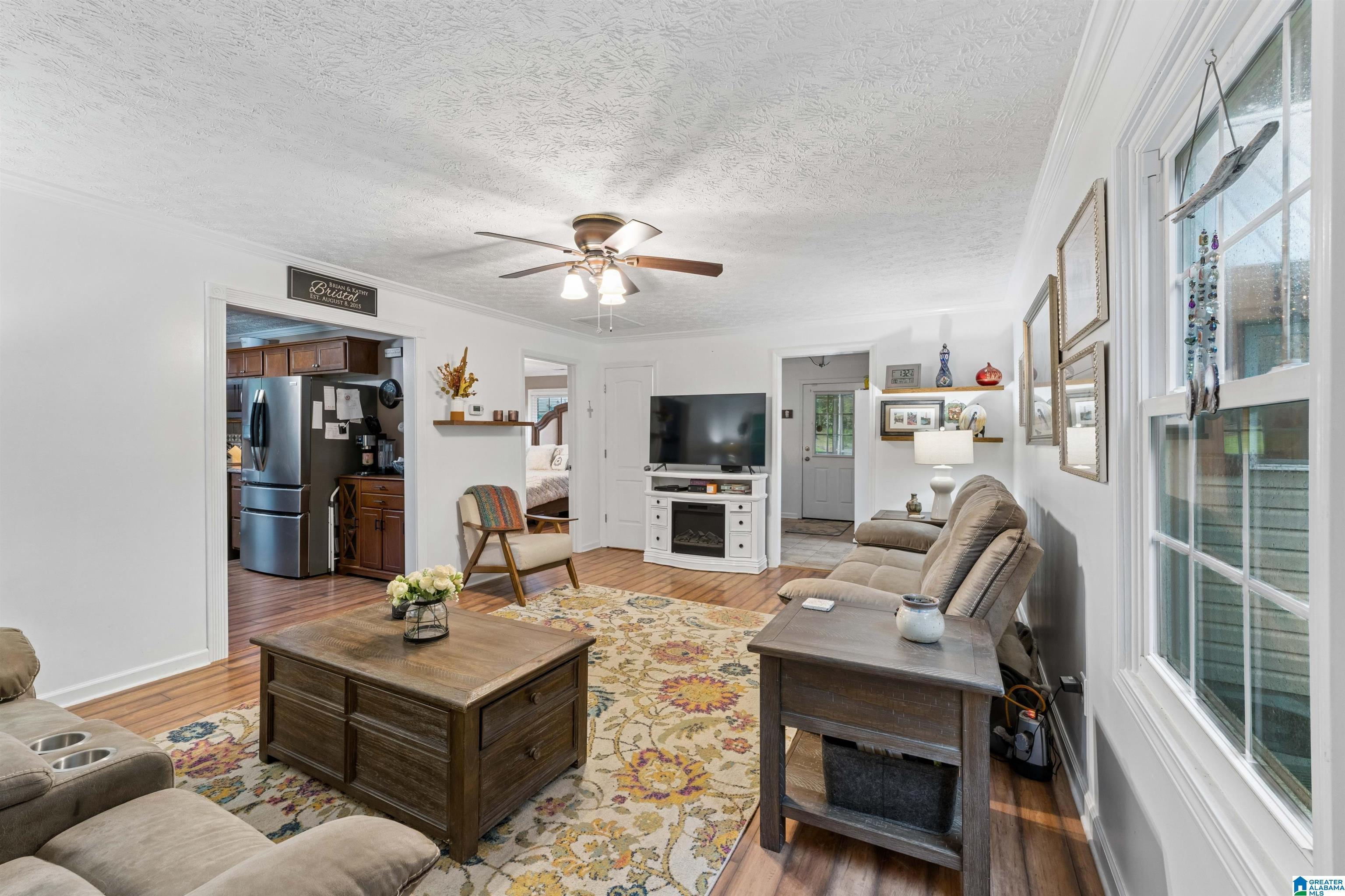 Image 4: Living Room