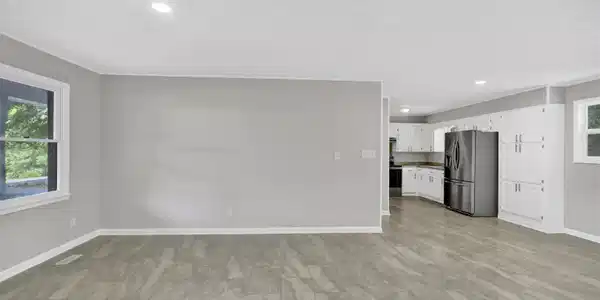 Image 4: Living Room