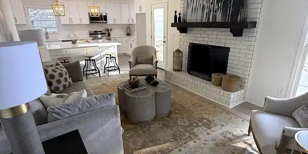 Image 4: Living Room