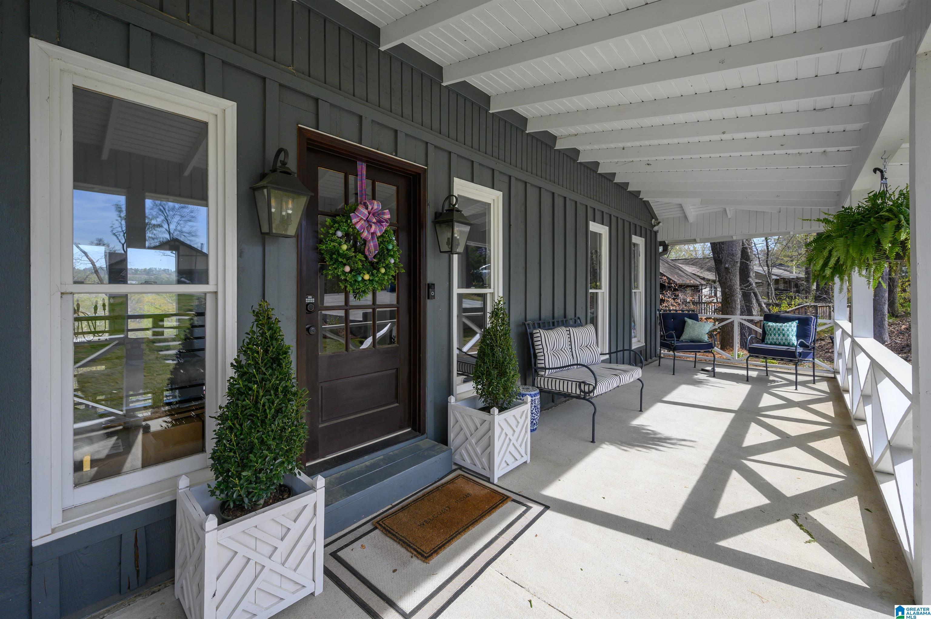 Image 4: Covered Front Patio!