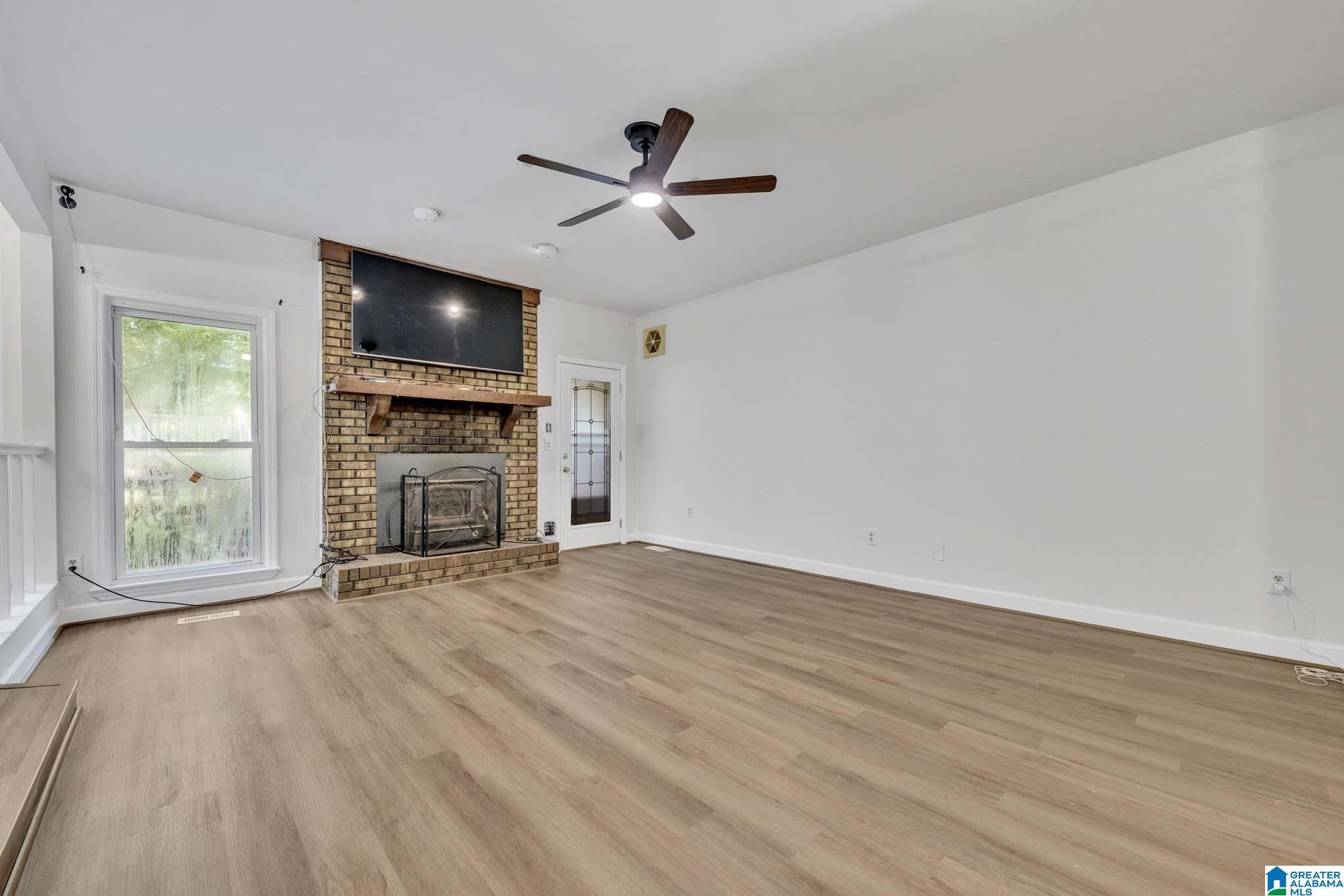 Image 3: Living Room