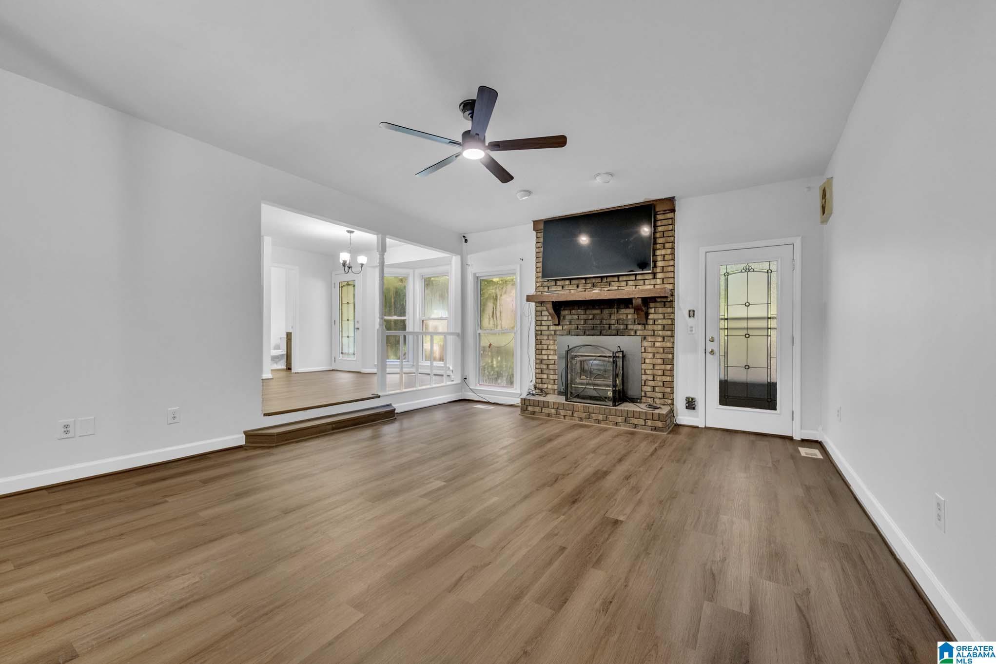 Image 4: Living Room