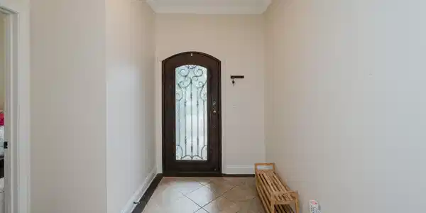 Image 4: Entryway