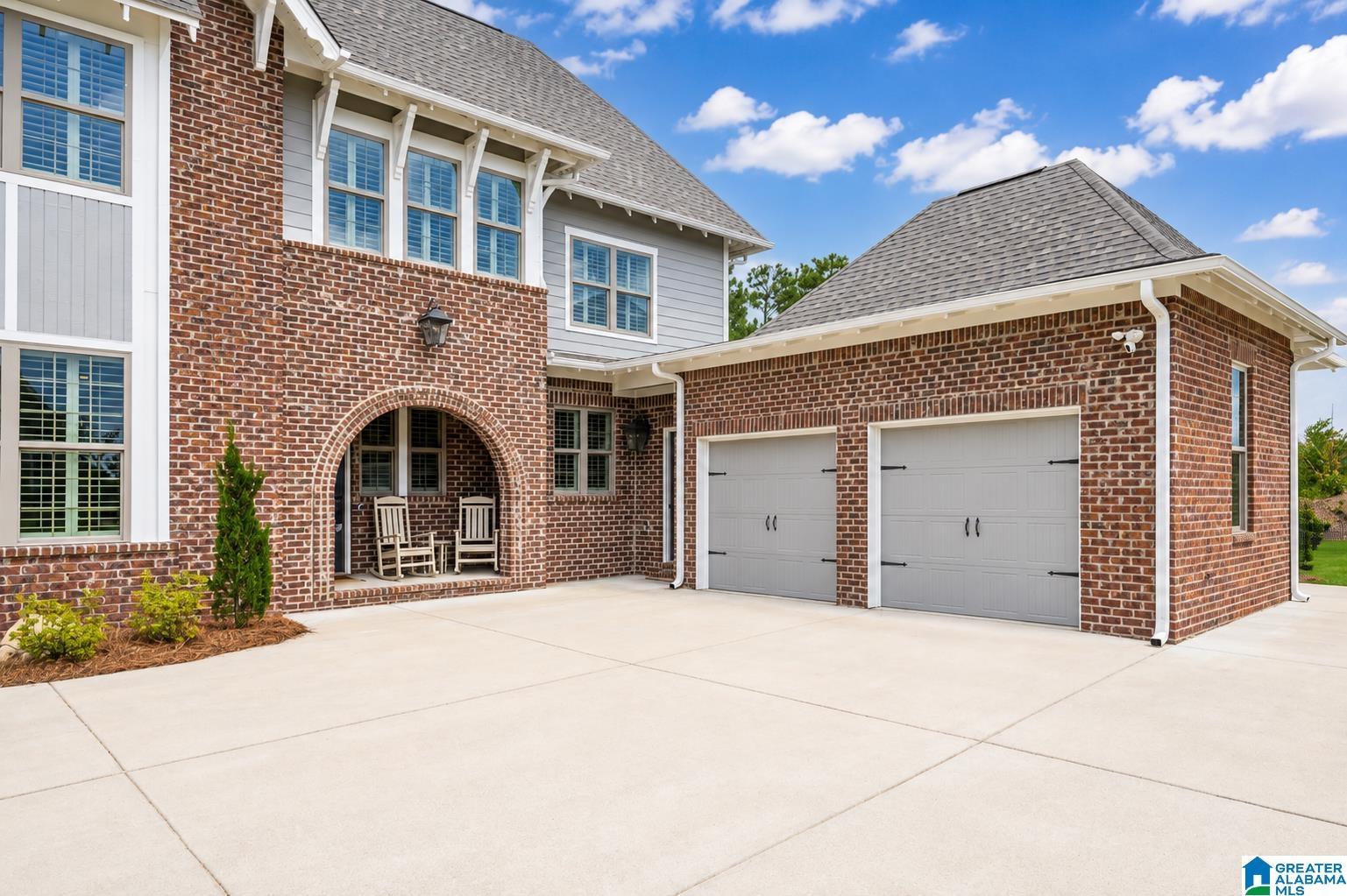 Image 3: 2 Car Garage