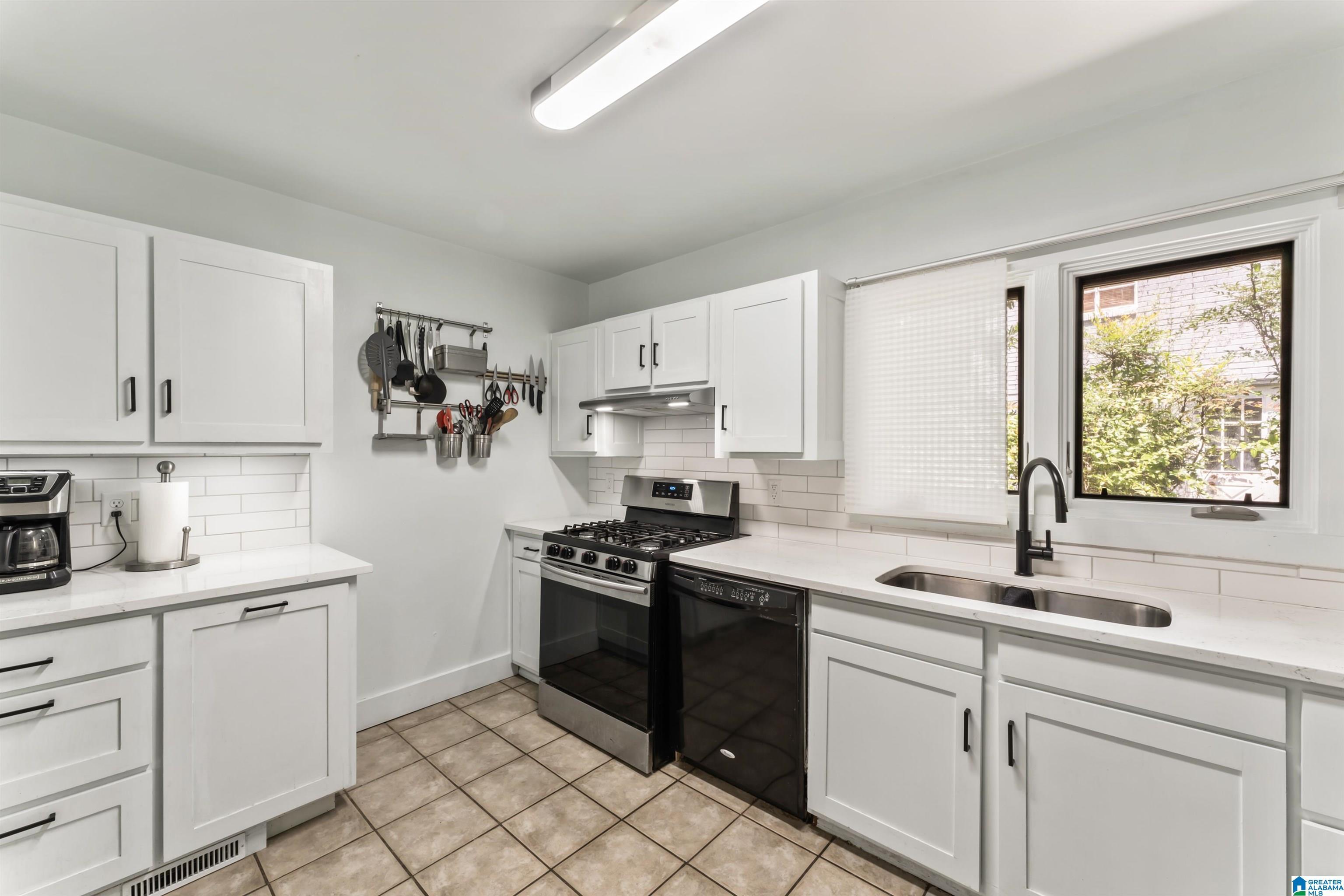 Image 4: Updated kitchen cabinets w/tons of natural light
