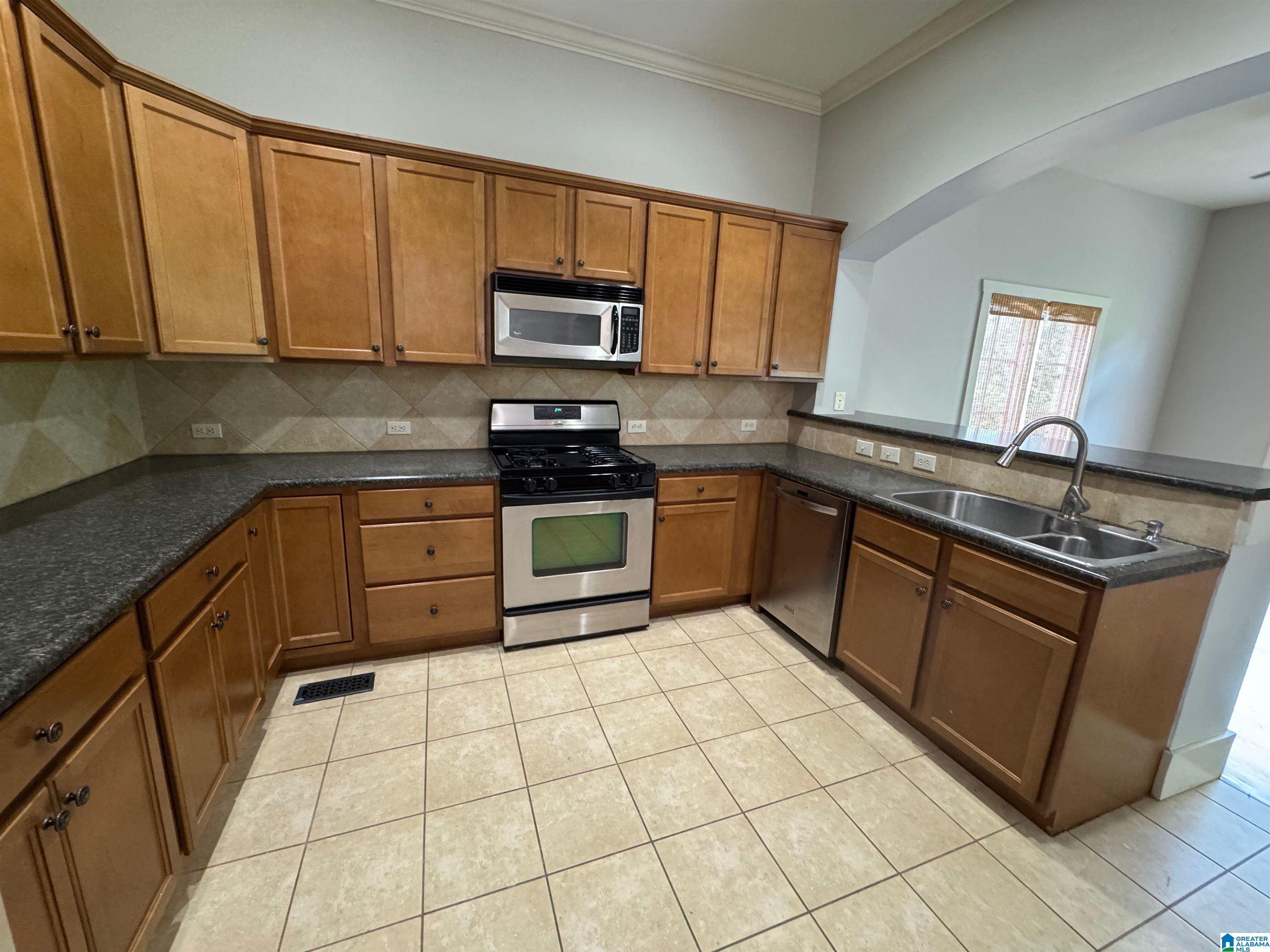 Image 4: Kitchen