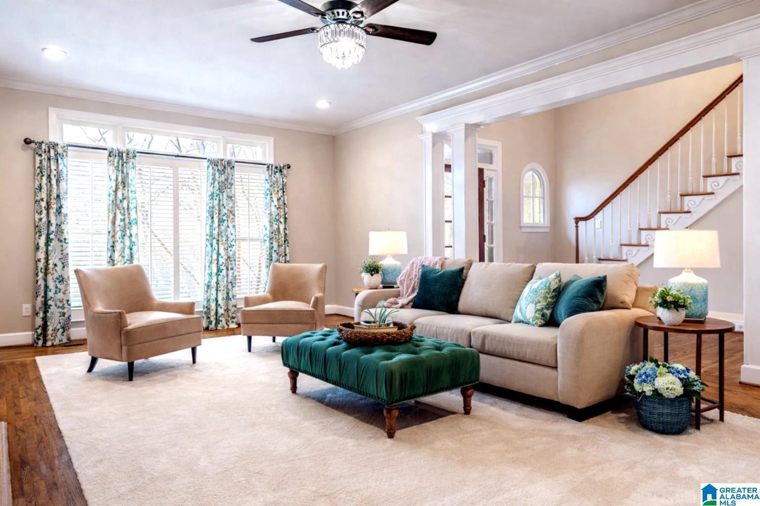 Image 4: Living Room