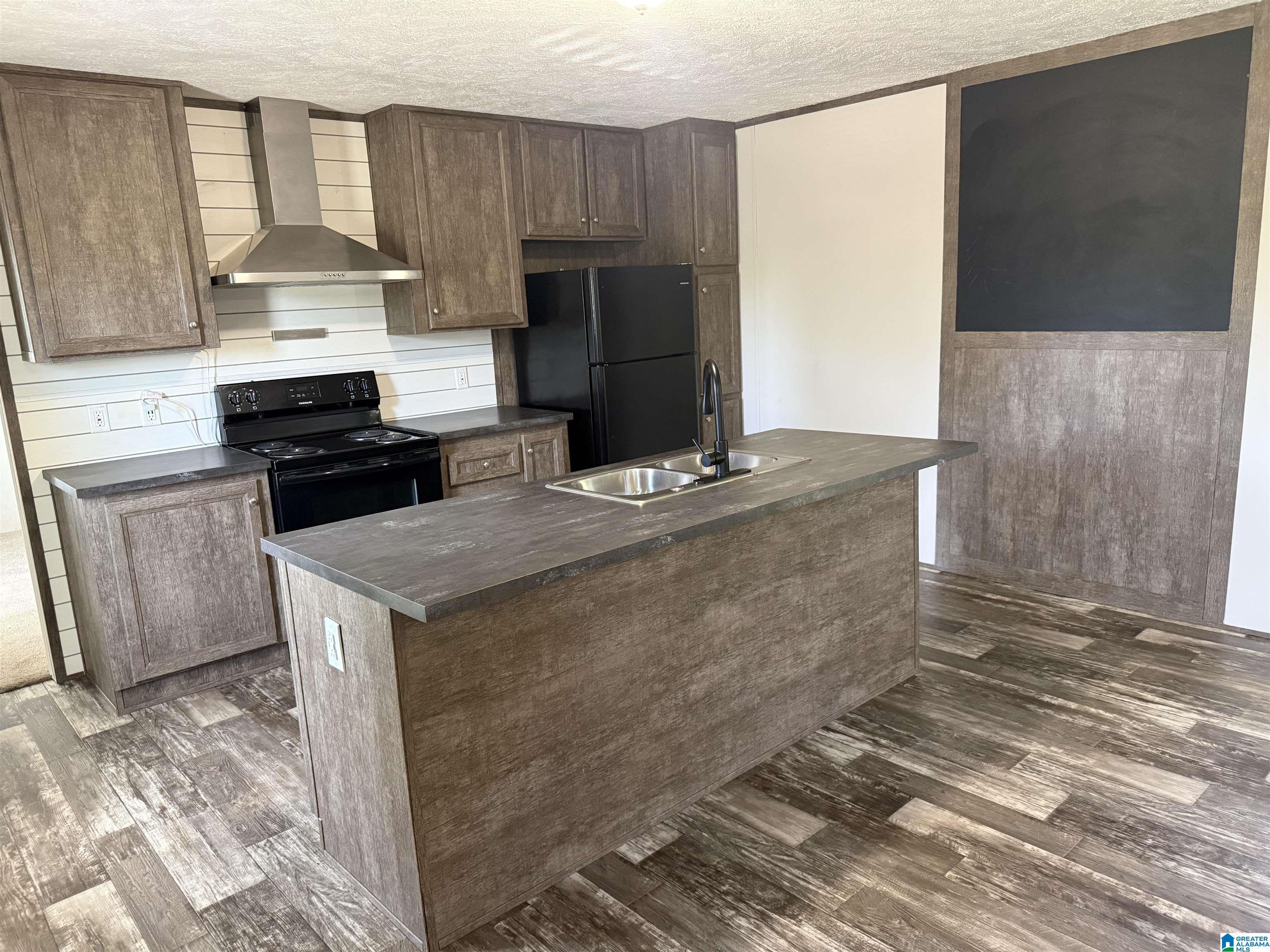 Image 4: Kitchen