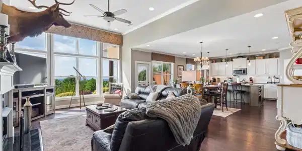Image 4: Living Room