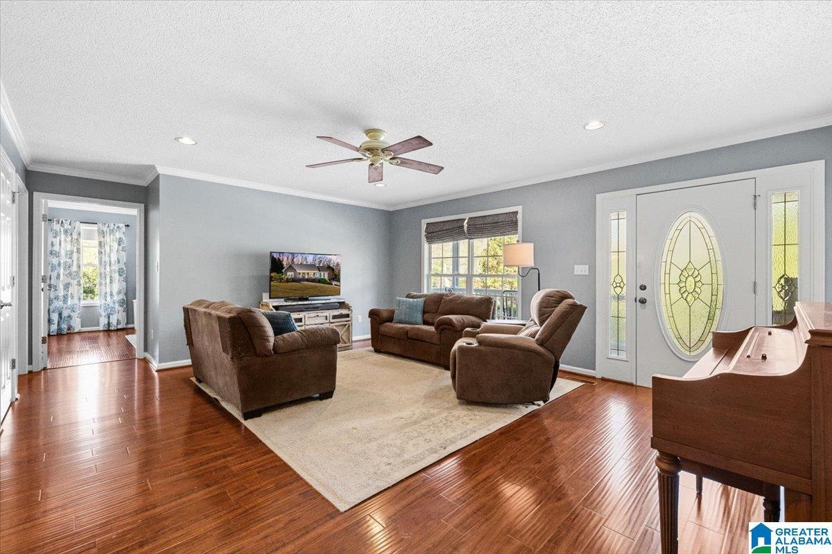 Image 4: Living Room