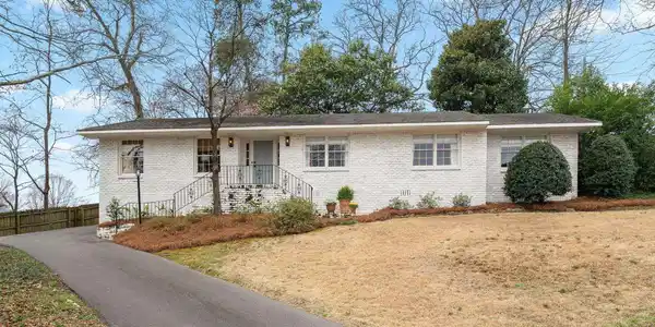 1008 VISTA CIRCLE