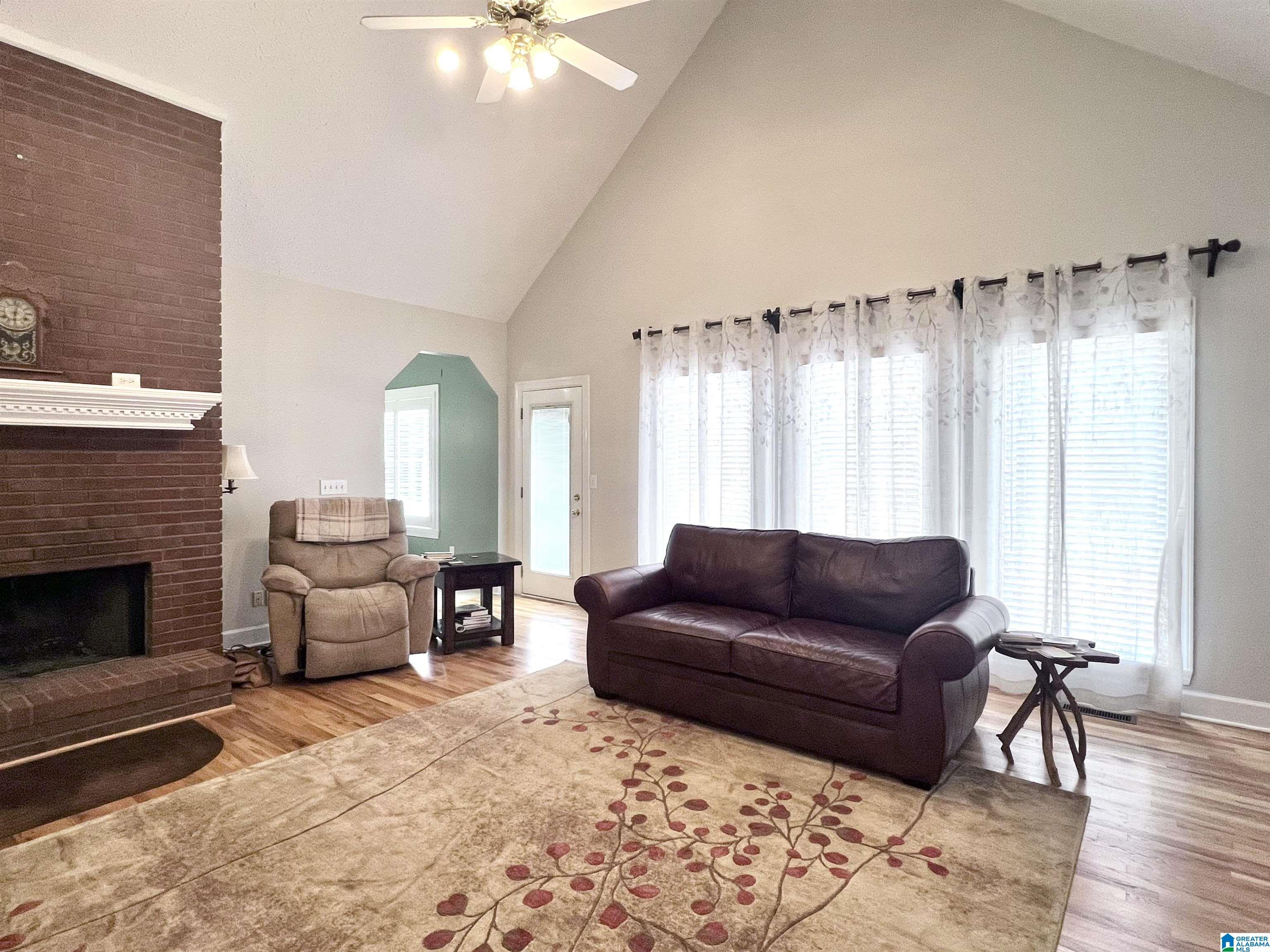 Image 3: Living Room