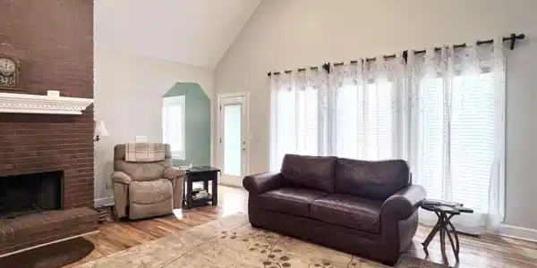 Image 3: Living Room