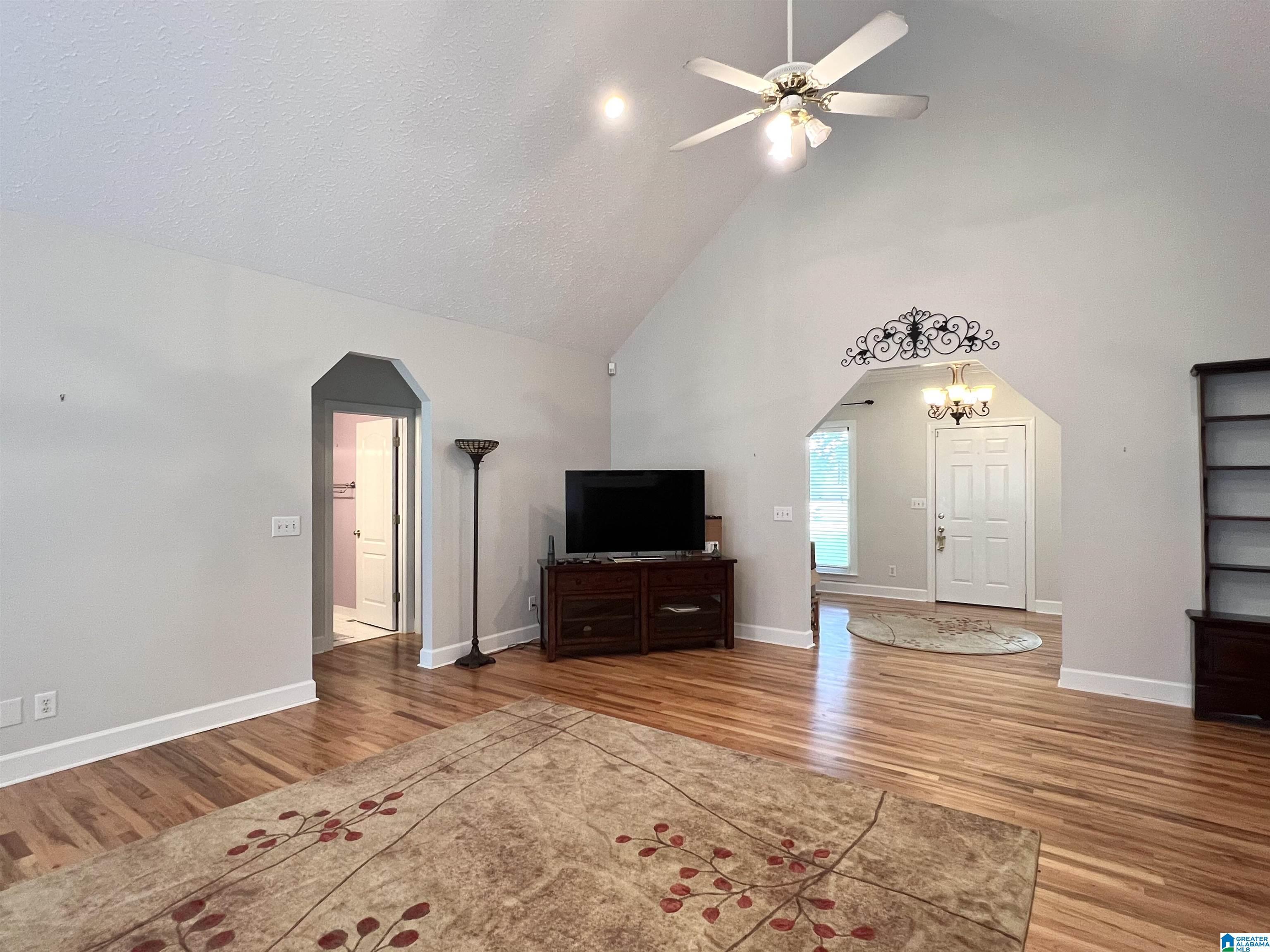 Image 4: Living Room