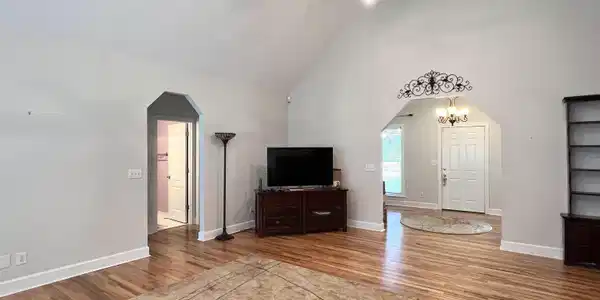 Image 4: Living Room