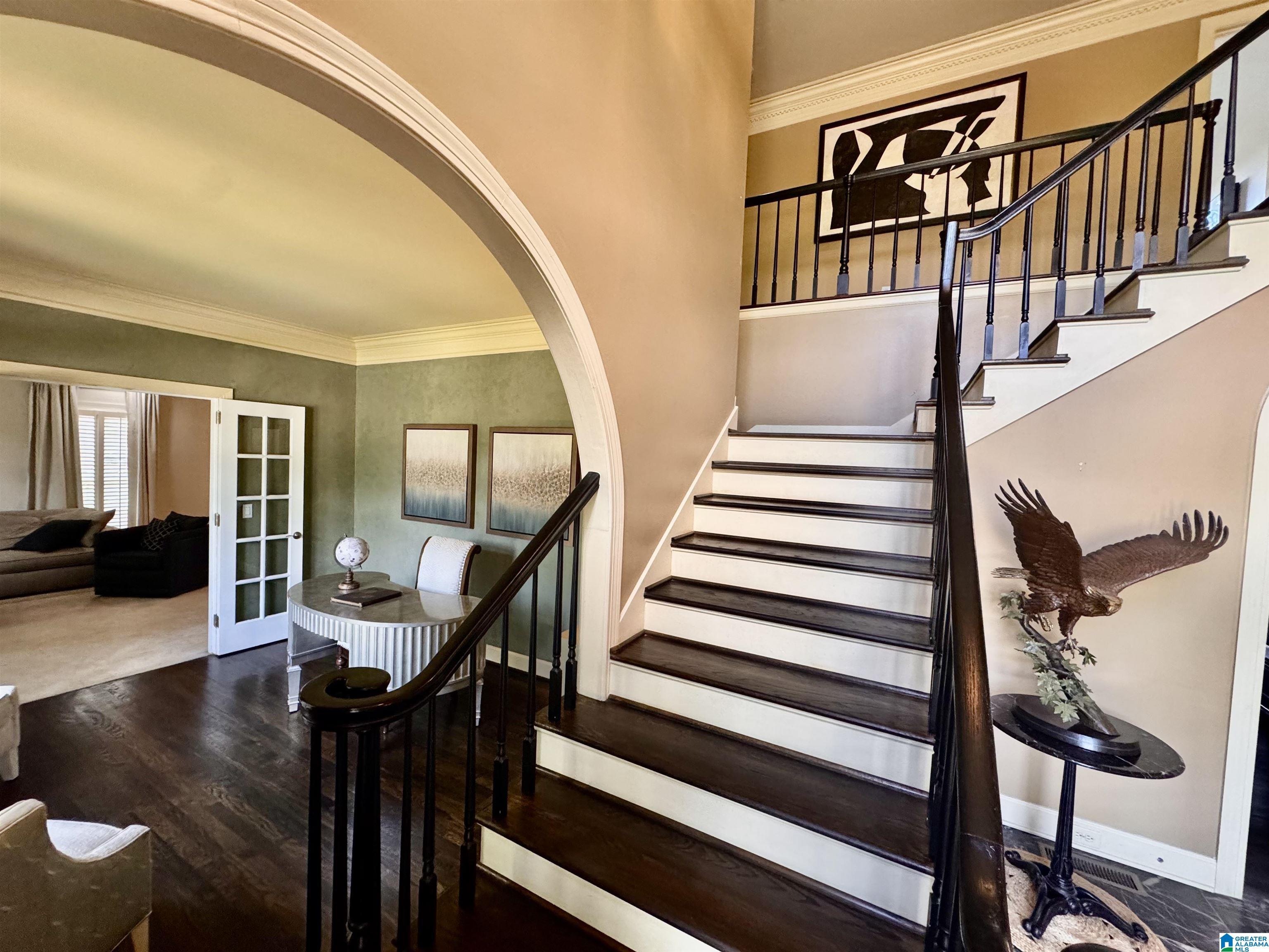 Image 2: Handsome open foyer