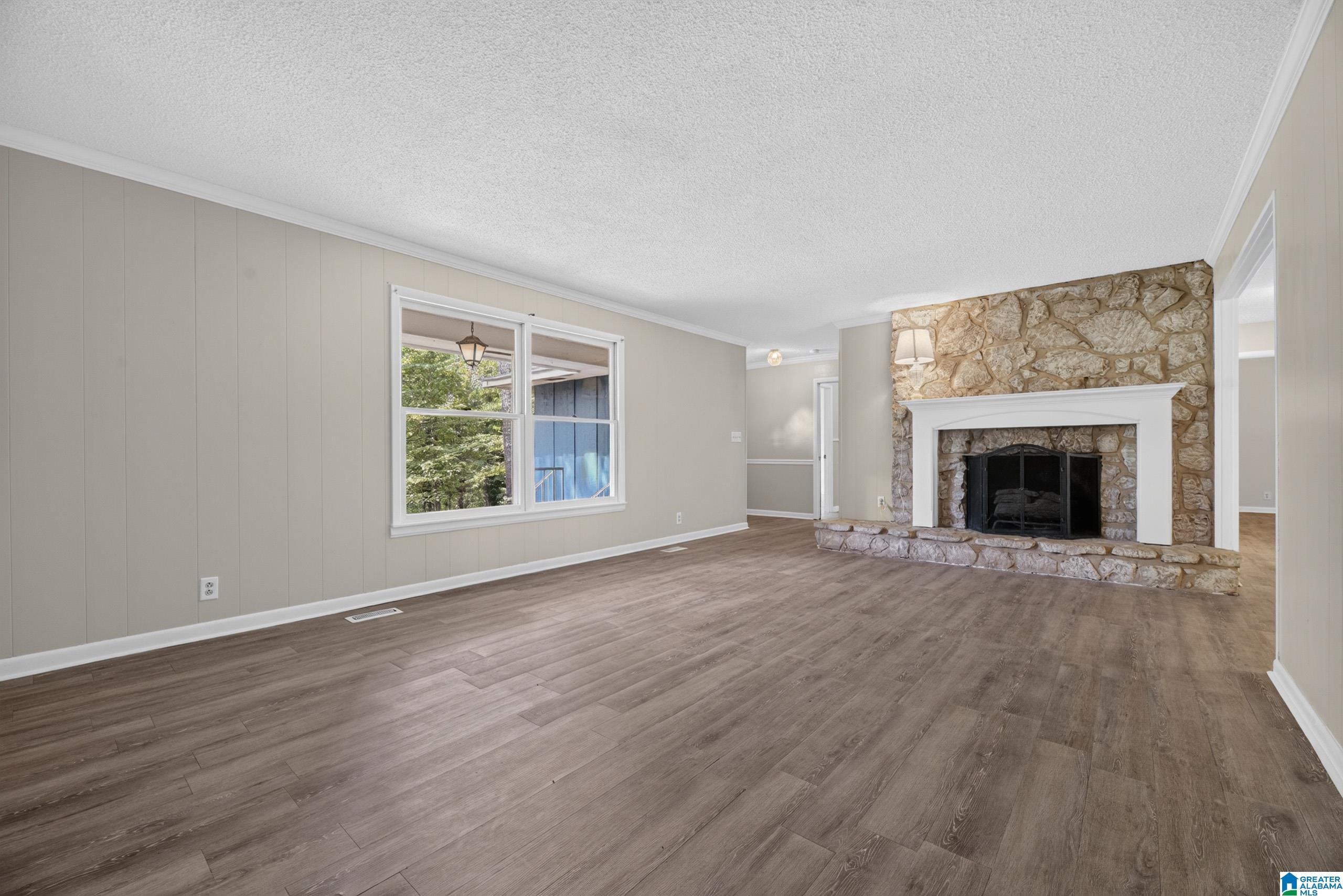 Image 4: Living Room
