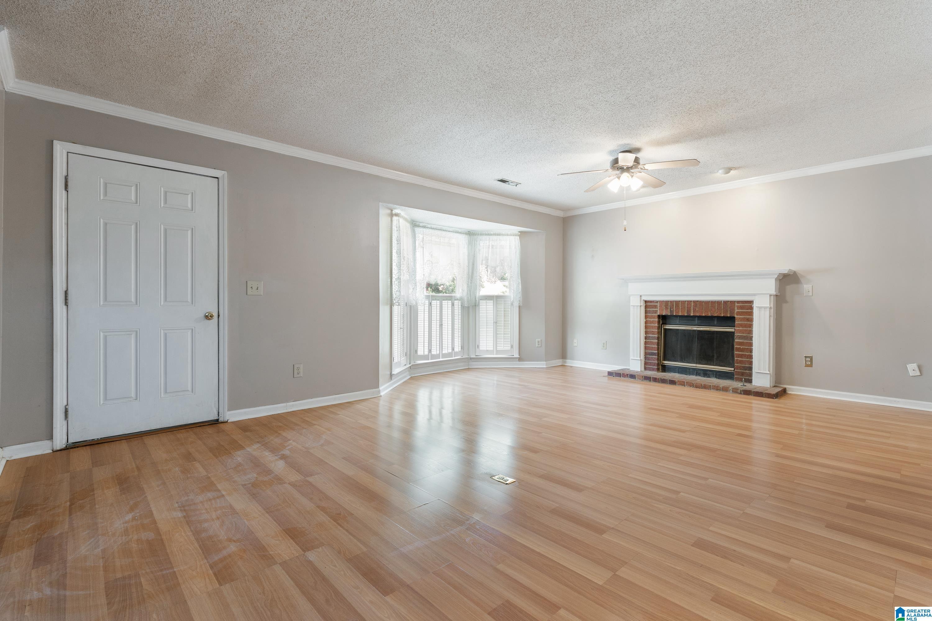 Image 3: Living Room