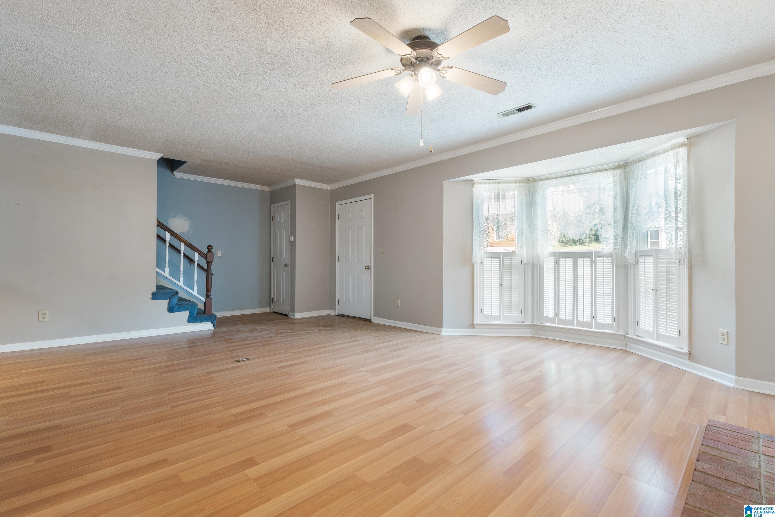 Image 4: Living Room