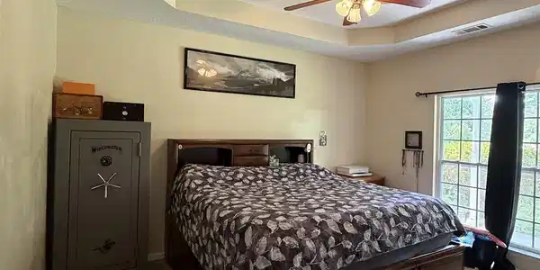 Image 2: Bedroom