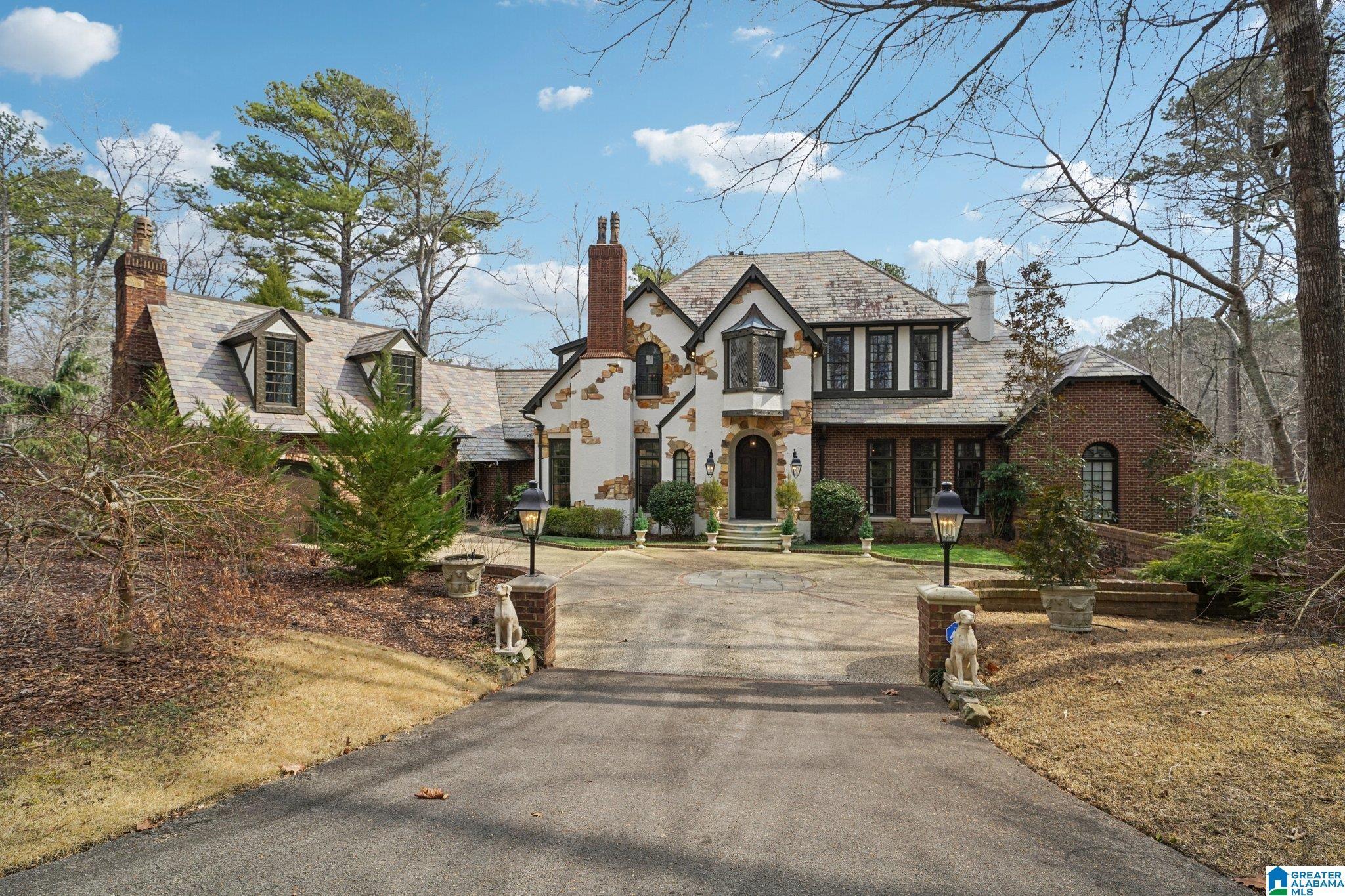 Image 2: ENTRANCE TO ESTATE