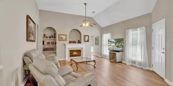 Image 3: Living Room