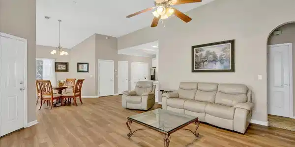 Image 4: Living Room