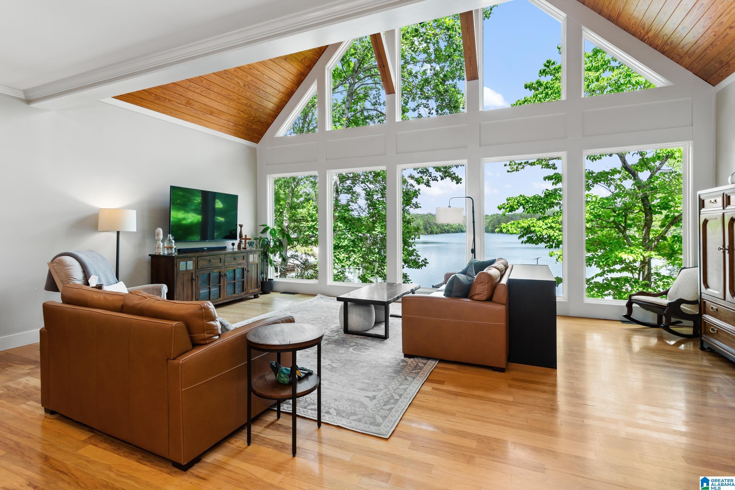 Image 4: Primary Living Area