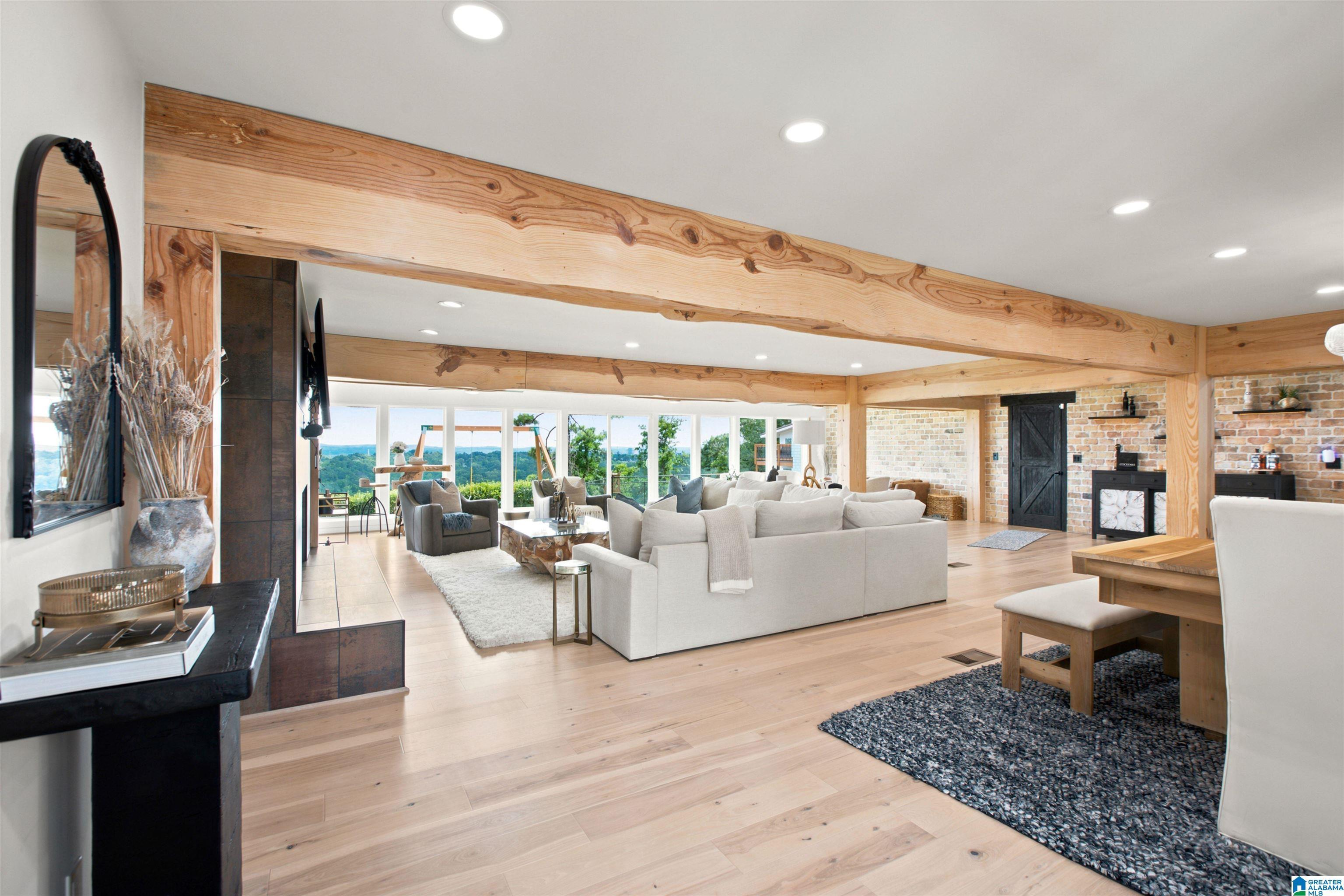 Image 4: Living Room